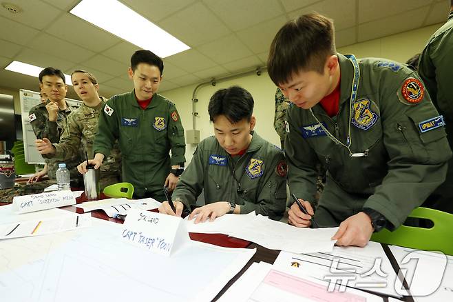 한미공군의 대규모 연합공중훈련 '프리덤 플래그(Freedom Flag)'가 열린 18일 광주 광산구 신촌동 광주공군기지에서 공군들이 작전을 계획하고 있다. 2025.4.18/뉴스1 ⓒ News1 이승현 기자