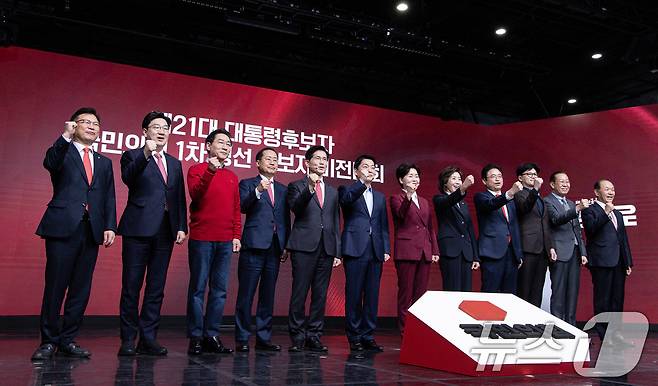 18일 오후 서울 강서구 ASSA아트홀에서 열린 '제21대 대통령후보자 국민의힘 1차 경선 후보자 비전대회' 에 참석한 후보들이 당지도부와 기념 촬영을 하고 있다. 왼쪽부터 이양수 사무총장, 권성동 원내대표, 유정복, 홍준표, 김문수, 안철수, 양향자, 나경원, 이철우, 한동훈 후보, 권영세 비대위원장, 황우여 선거관리위원장. 2025.4.18/뉴스1 ⓒ News1 이재명 기자