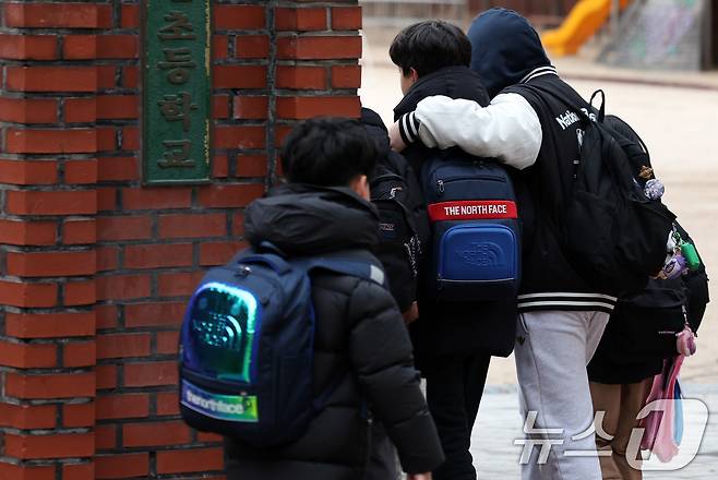 (사진은 기사 내용과 무관함) 삼일절 연휴 후 첫 평일로 개학식과 입학식이 몰린 4일 오전 서울 마포구 아현초등학교에서 학생들이 등교하고 있다. 2025.3.4/뉴스1 ⓒ News1 이동해 기자
