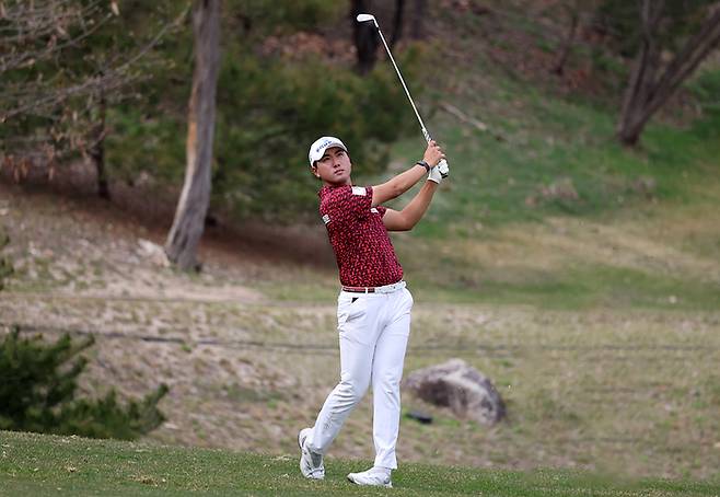 조우영이 KPGA투어 시즌 개막전 DB손해보험 프로미오픈에서 세컨드 샷 후 타구를 바라보고 있다. 사진 | KPGA