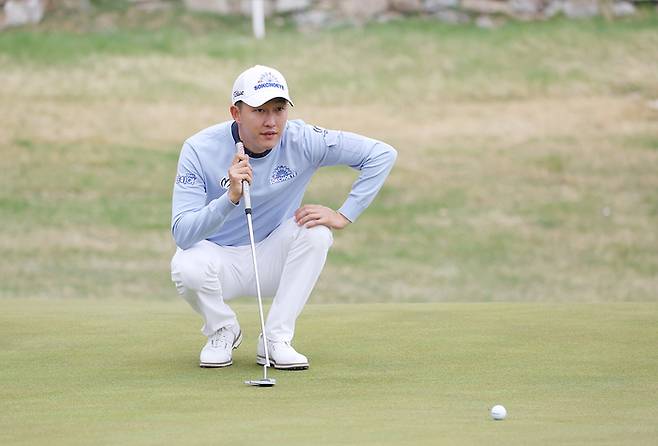 KPGA투어 개막전 DB손해보험 프로미오픈 2라운드에서 공동선두로 올라선 김백준이 18일 치른 2라운드에서 신중한 표정으로 그린을 읽고 있다. 사진 | KPGA