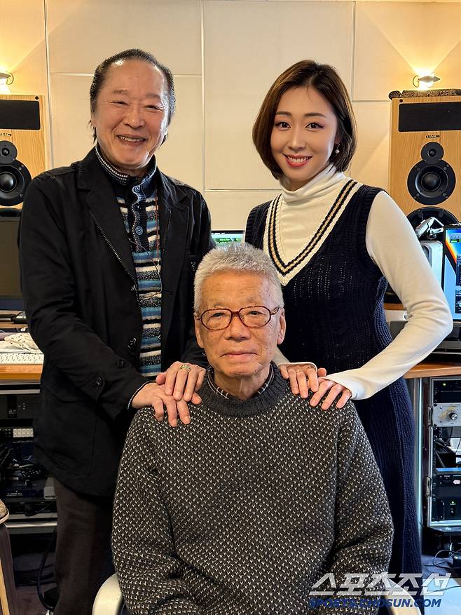 일본의 작사가 하시모토 준(아래)과 함께 포즈를 취하고 있는 가수 나비드.