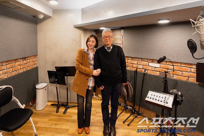 일본의 작사가 하시모토 준과 녹음실에서 다정히 포즈를 취하고 있는 가수 나비드.
