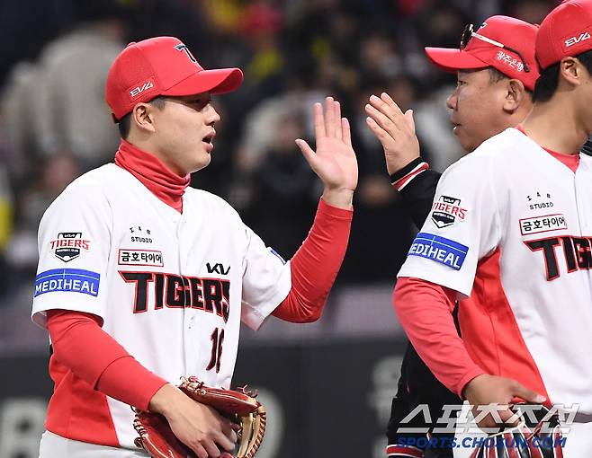 15일 광주 기아 챔피언스필드에서 열린 KT-KIA전. KIA가 1대0으로 승리했다. 결승 홈런을 친 최원준이 이범호 감독과 하이파이브하고 있다. 광주=정재근 기자 cjg@sportschosun.com/2025.4.15/