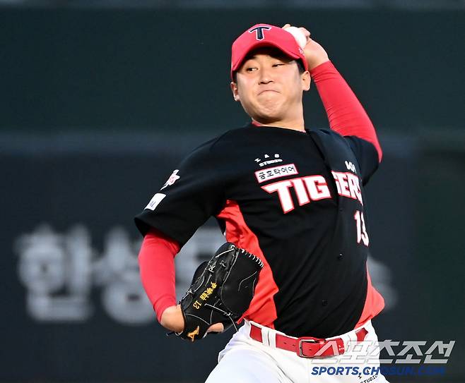 10일 부산 사직야구장에서 열린 KIA와 롯데의 경기, KIA 선발투수 윤영철이 역투하고 있다. 부산=허상욱 기자wook@sportschosun.com/2025.04.10/