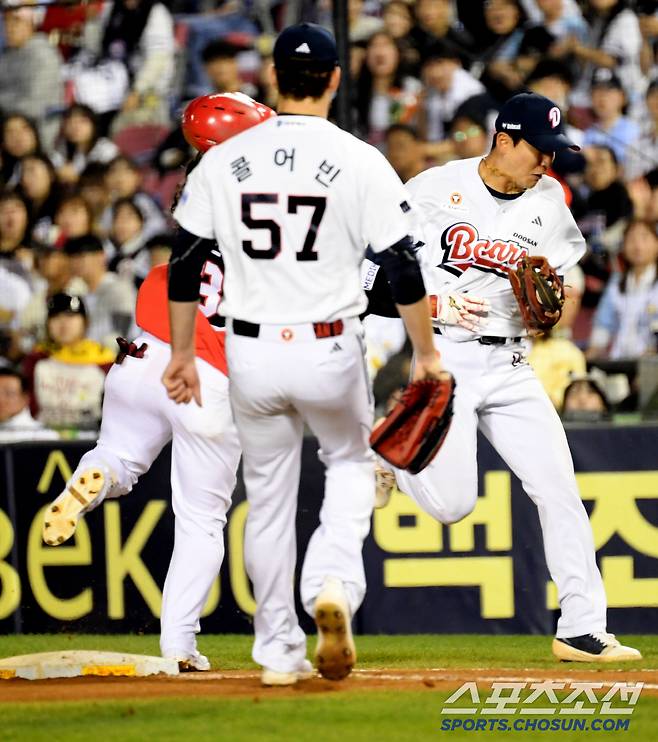 2루수 박계범의 어깨와 강하게 충돌한 김선빈