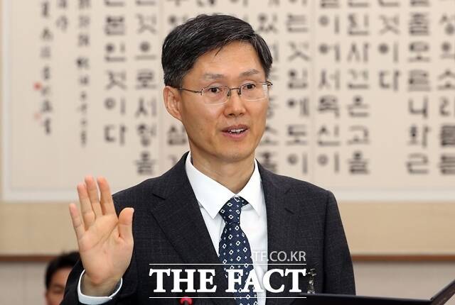 문 권한대행이 2019년 인사청문회 당시 선서를 하고 있는 모습. /뉴시스