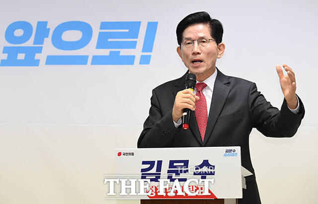 김문수 국민의힘 대선 경선 후보가 18일 오전 서울 여의도 선거캠프에서 경제 살리기 공약 기자회견을 열고 발언하고 있다. /박헌우 기자