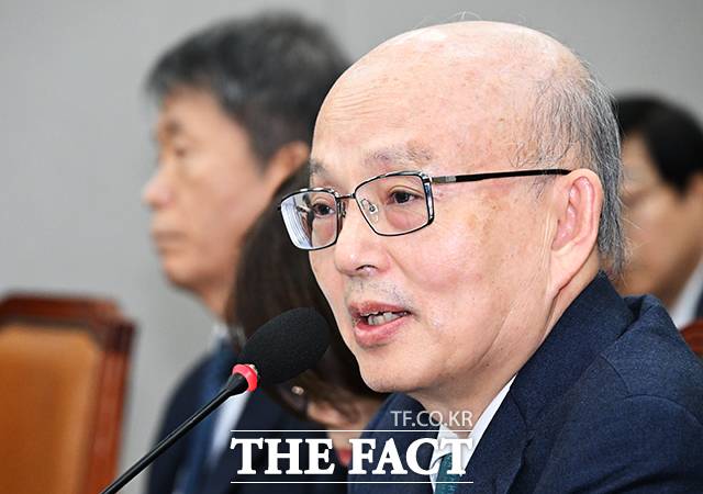 안창호 국가인권위원장이18일 "장애인 권리 보장을 위해 장애인의 교육, 고용, 소득, 참정권 그리고 이동권 등 다양한 영역에서 장애을 포괄하는 정책을 만들어야 한다"고 밝혔다. 사진은 안 위원장. /배정한 기자