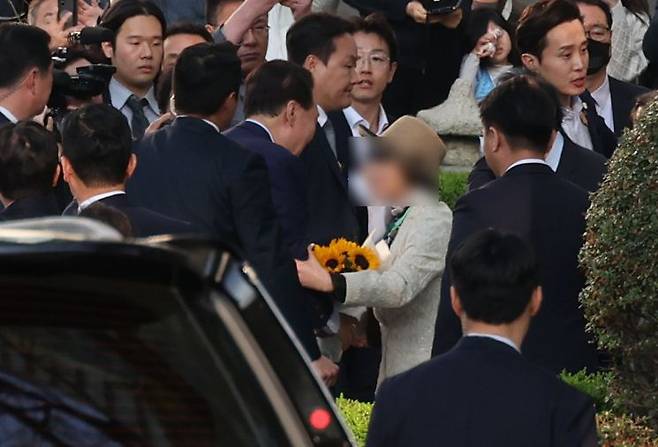 윤석열 전 대통령이 서초동 자택으로 돌아간 날 그에게 꽃다발을 전달한 주민이 김태효 국가안보실 1차장의 모친으로 전해졌다. 연합뉴스