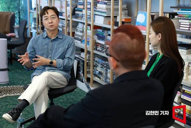 유현준 홍익대 건축학과 교수가 4일 서울 강남구 소재 건축사무소에서 김대식 카이스트 교수와 김혜연 안무가를 만나 대담하고 있다. 김현민 기자