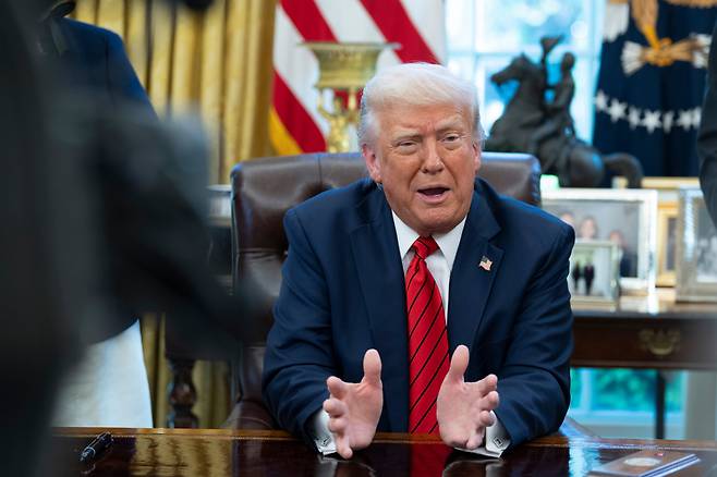 도널드 트럼프 미 대통령이 17일 백악관에서 취재진과 질의응답을 갖고 있다. /UPI 연합뉴스