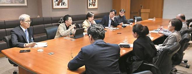 왼쪽부터 시계 방향으로 김도연 위원장, 장부승·김경희·박원호 위원, 조중식 부국장, 정윤혁·김별아·이성주·김태수 위원. /고운호 기자