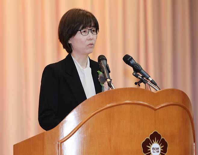 이미선 헌법재판관이 18일 서울 종로구 헌법재판소에서 열린 퇴임식에서 퇴임사를 하고 있다./연합뉴스