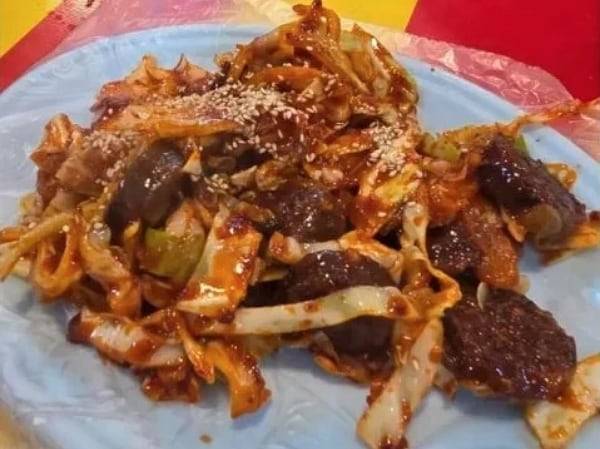 제주시 전농로에서 열린 벚꽃축제를 찾은 한 방문객이 인터넷 사이트에 올린 2만5000원짜리 순대볶음의 모습./조선일보DB