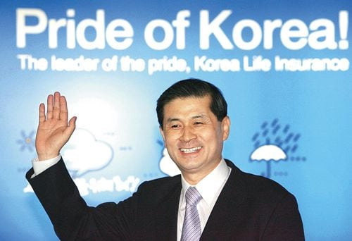 2005년 5월 20일 환자 체세포로부터 복제배아를 만들어 치료용 줄기세포 배양에 성공한 당시 서울대 황우석 석좌교수가 영국런던에서 논문발표를 마친 뒤 귀국해 인천공항에서 손을 흔들고 있다. 배경엔 '한국의 자존심'이란 플래카드가 걸려있다. /조선일보 황정은 기자