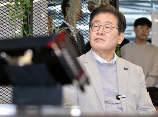 더불어민주당 이재명 대선 예비후보가 14일 서울 강남구 퓨리오사AI에서 백준호 대표의 퓨리오사AI NPU 기술소개를 듣고 있다. 연합뉴스