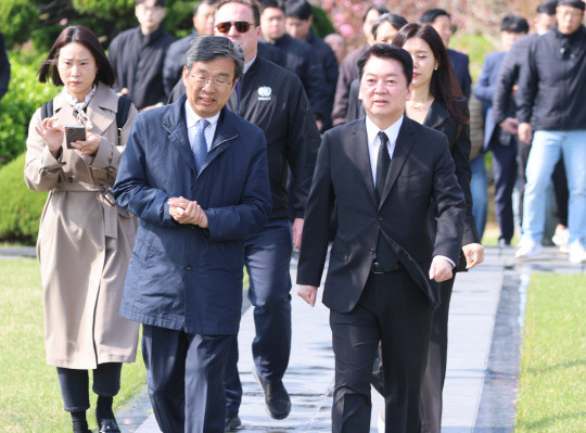 국민의힘 대통령 후보 경선에 출마한 안철수 의원이 14일 오전 부산 남구 유엔기념공원에서 참배를 위해 이동하고 있다. 연합뉴스