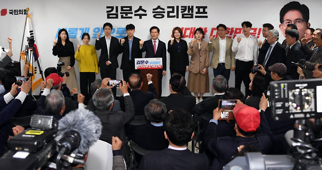 김문수 국민의힘 대선 경선 후보가 17일 오후 서울 여의도 대하빌딩에서 열린 선거사무소 개소식에서 기념촬영 하고 있다. ⓒ뉴시스