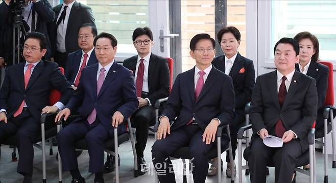 21대 대선 국민의힘 김문수·나경원·안철수·양향자·유정복·이철우·한동훈·홍준표 예비후보가 17일 오전 서울 여의도 국민의힘 중앙당사에서 열린 국민의힘 대선 제1차 경선 토론회 미디어데이에 참석하고 있다. ⓒ데일리안 홍금표 기자