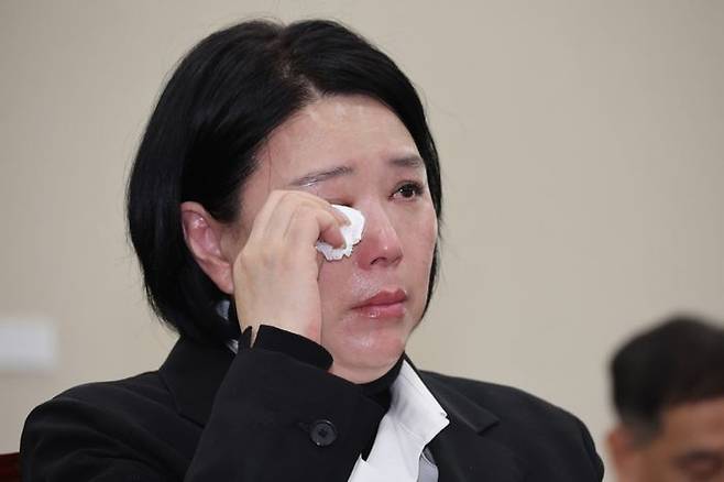 18일 서울 여의도 국회에서 고 오요안나 MBC 기상캐스터 사망 사건 관련 긴급 현안 질의 등을 위해 열린 과학기술정보방송통신위원회 전체회의에서 고 오요안나씨의 어머니인 장연미 씨가 눈물을 흘리고 있다.ⓒ연합뉴스