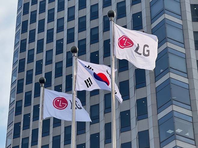 서울 여의도 LG트윈타워 앞 LG 깃발.ⓒ데일리안 정인혁 기자