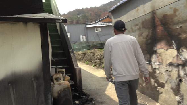 안토 씨가 마을 어르신들을 업고 달린 경사로. 영덕=박태근 기자 ptk@donga.com