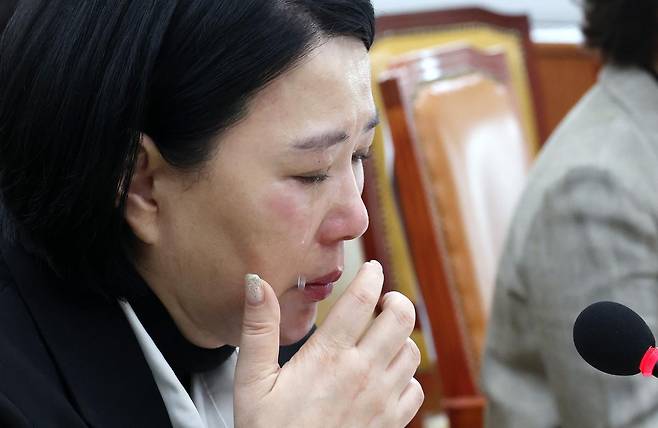 18일 서울 여의도 국회에서 고 오요안나 MBC 기상캐스터 사망 사건 관련 현안질의 등을 위해 열린 과학기술정보방송통신위원회 전체회의에서 고 오요안나 어머니 장연미 씨가 눈물을 흘리고 있다. 2025.04.18. 뉴시스