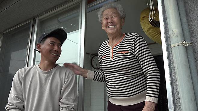 안토 씨의 공로를 칭찬하고 있는 주민 송옥년 씨(80) 영덕=박태근 기자 ptk@donga.com