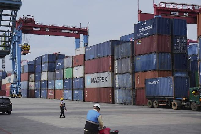 지난 9일 인도네시아 자카르타의 탄중 프리오크 항만의 콘테이터 터미널에 쌓인 콘테이너들.AP연합뉴스