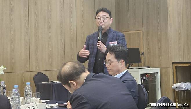 18일 오전 부산국제금융센터 아바니 센트럴 호텔에서 ‘부산기업 금융 활성화 라운드테이블’이 열린 가운데 자유 질의응답 시간에 이노비즈협회 부산울산지회 김홍석 상무가 발언하고 있다. 사진=변옥환 기자