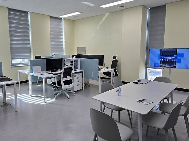 스타트업 사무실 내부.