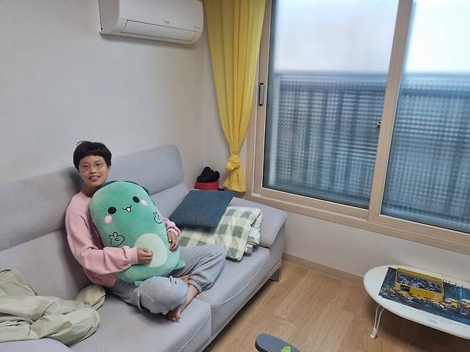 지난 10일 서울 서대문구의 장애인 지원주택에서 발달장애 당사자 최은진(23)씨가 한겨레와 인터뷰하고 있다. 고나린 기자