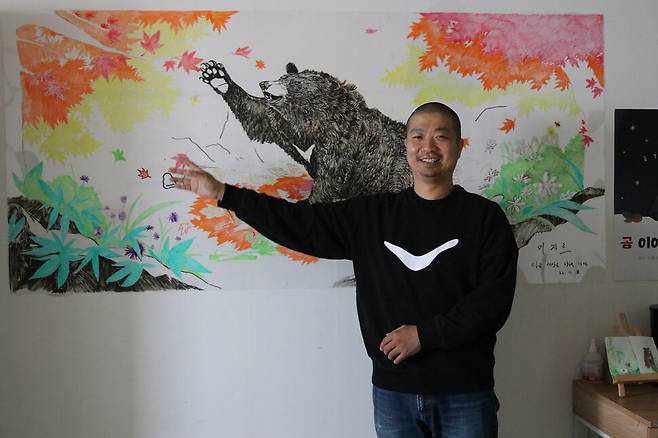 14일 서울시 구로구 곰보금자리프로젝트 사무실에 만난 최태규 대표가 곰 미자르의 그림 앞에 서 있다. 세상을 떠난 미자르에게 활동가들은 생전 누리지 못한 자연을 선물했다.