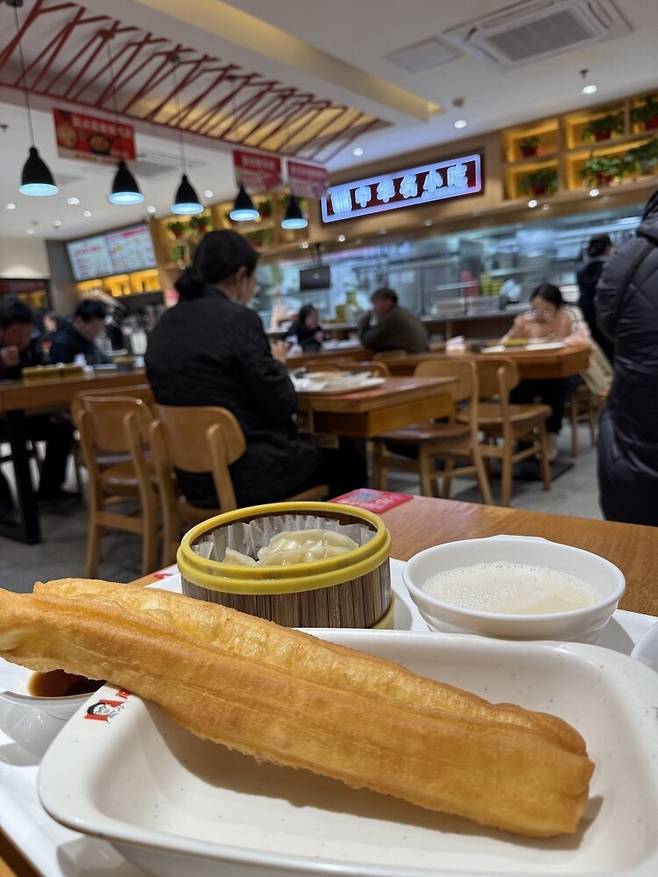 중국의 전형적인 아침식사인 요우티아오, 더우장과 지아오즈. 베이징/이정연 특파원