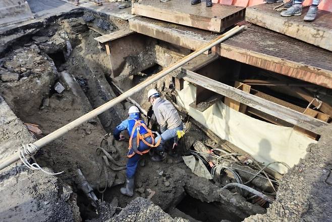 지난 14일 부산 사상구 감전동 새벽시장 근처 도로에서 발생한 땅꺼짐. 사상구 제공
