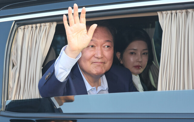 br윤석열 전 대통령과 김건희 여사가 헌법재판소 파면 결정 후 일주일 만인 11일 오후 서울 용산구 한남동 대통령 관저를 떠나고 있다. 공동취재사진