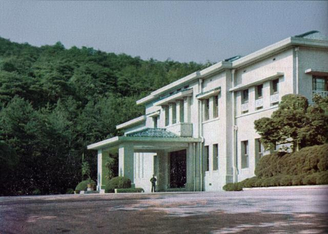 푸른 기와가 덮힌 구 조선총독관저 모습. 1995년 김영삼 당시 대통령의 지시로 철거되었다. 서울화보 1961 캡처