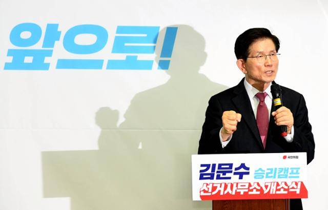 김문수 전 고용노동부 장관이 17일 오후 서울 여의도 대하빌딩에서 열린 선거사무소 개소식에서 각오를 밝히고 있다. 뉴시스