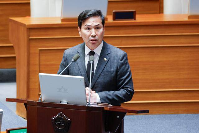 김선호 국방부 장관 직무대행이 14일 서울 여의도 국회 본회의장에서 김병주 더불어민주당 의원의 정치·외교·통일·안보에 관한 대정부질문에 답하고 있다. 뉴스1