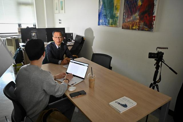이현우 서강대 교수가 13일 서울 마포구 서강대학교 다산관 연구실에서 본보와 인터뷰하고 있다. 정다빈 기자