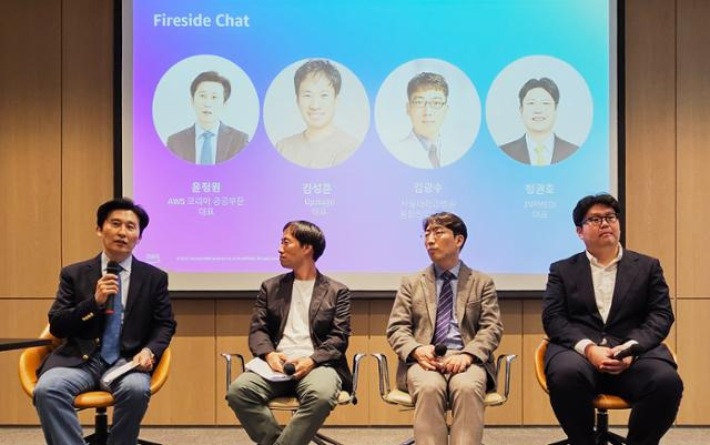 윤정원(왼쪽부터) AWS 코리아 공공부문 대표, 김성훈 업스테이지 대표, 김광수 서울대학교병원 융합의학과 교수, 정권호 JNPMEDI 대표가 AWS를 통해 교육·의료 등 공공 분야에서 성공적으로 클라우드 서비스를 적용한 사례를 소개하고 있다. AWS 코리아 대표