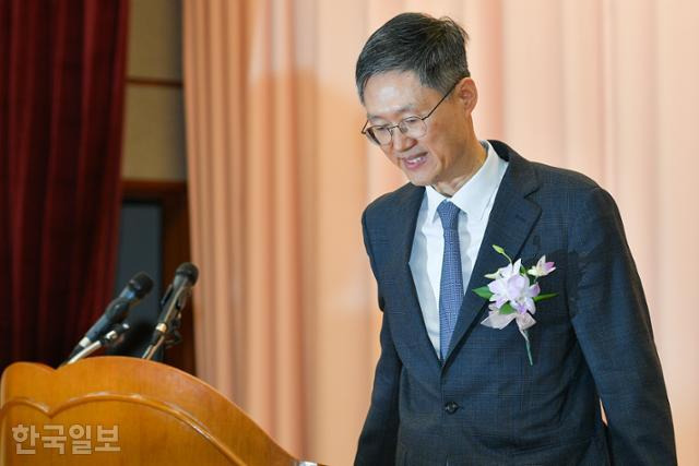 문형배 헌법재판소장 권한대행이 18일 서울 종로구 헌재 대강당에서 열린 퇴임식에서 퇴임사를 마친 뒤 자리로 이동하고 있다. 남동균 인턴기자