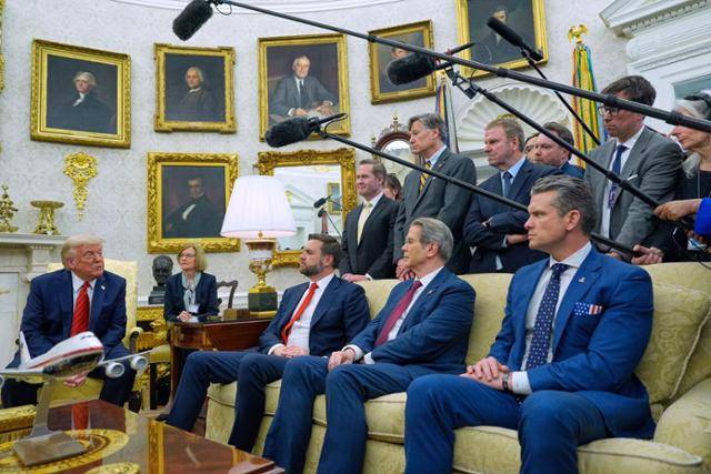 도널드 트럼프(맨 왼쪽) 미국 대통령이 17일 워싱턴 백악관 집무실에서 조르자 멜로니 이탈리아 총리와의 정상회담에 배석한 JD 밴스(왼쪽 3번째부터) 부통령, 스콧 베선트 재무장관, 피트 헤그세스 국방장관에게 말을 건네고 있다. 워싱턴=AP 연합뉴스