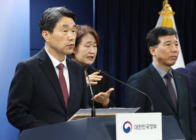 이주호 부총리 겸 교육부 장관이 17일 서울 종로구 정부서울청사에서 2026학년도 의과대학 모집인원 조정 방향 관련 브리핑을 하고 있다. 정부는 내년도 의대 모집인원을 '증원 0명'으로 되돌리는 3,058명으로 확정했다. 뉴스1