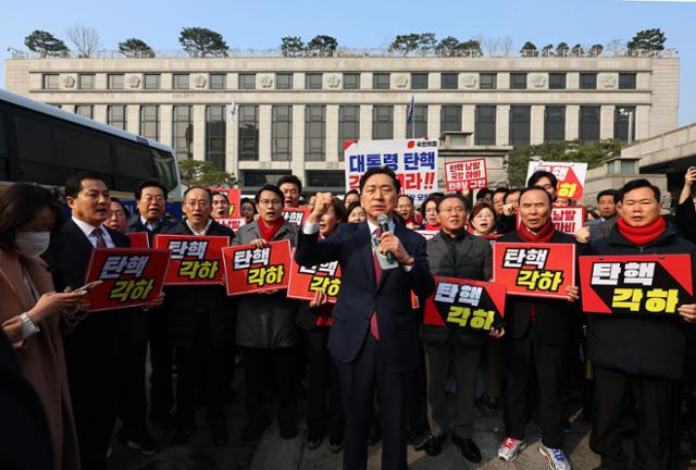 국민의힘 김기현 나경원 박대출 윤상현 추경호 의원 등이 지난달 21일 서울 종로구 헌법재판소 앞에서 열린 윤석열 대통령 탄핵 각하 촉구 기자회견에서 구호를 외치고 있다. 연합뉴스