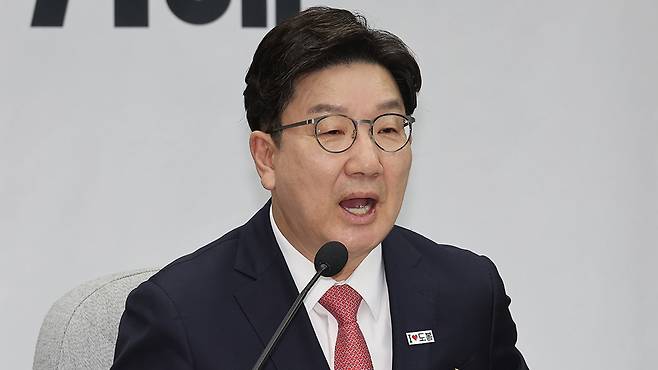 발언하는 권성동 원내대표