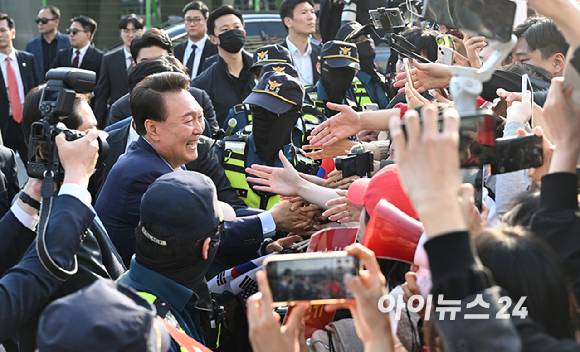 윤석열 전 대통령이 11일 오후 서울 용산구 한남동 대통령 관저를 떠나 서초동 사저로 이동하며 지지자들과 인사를 하고 있다. [사진=정소희 기자]