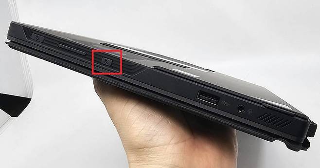 간단 제어 기능 및 코파일럿 기능을 바로 쓸 수 있는 ‘커맨드 센터’ 버튼 / 출처=IT동아