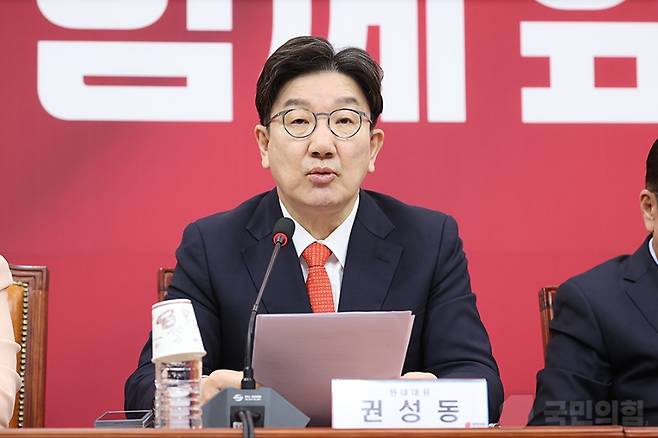 권성동 원내대표가 17일 오전 서울 여의도 국회 회의실에서 열린 비상대책위원회의에서 발언하고 있다. (국민의힘)